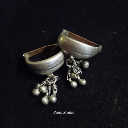 Two metal Toe-rings